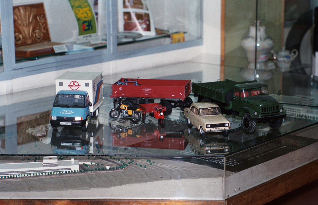Eine Reihe von Modellen von Automobilausrüstungen zur Demonstration von hergestellten Produkten