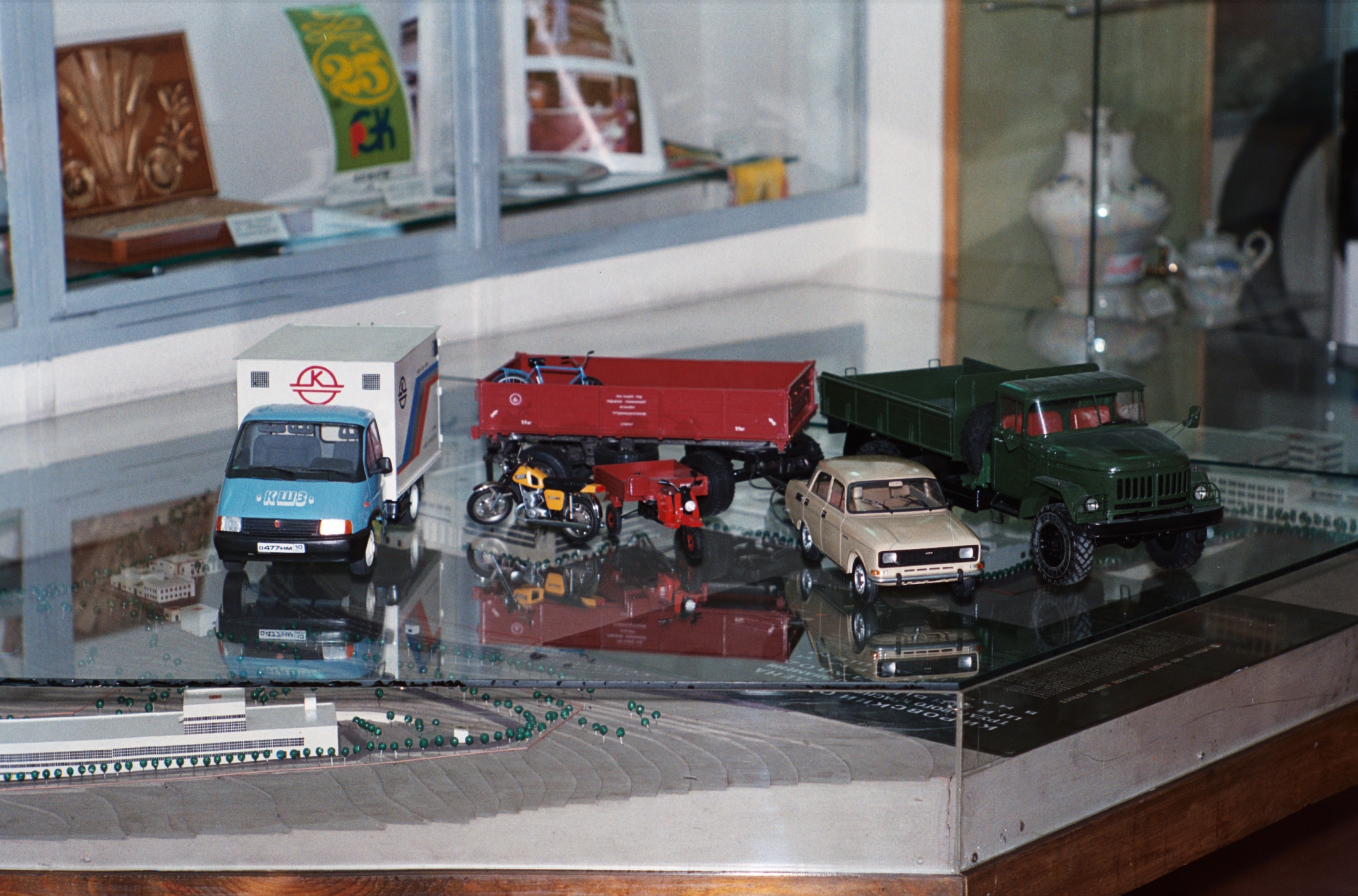 Eine Reihe von Modellen von Automobilausrüstungen zur Demonstration von hergestellten Produkten